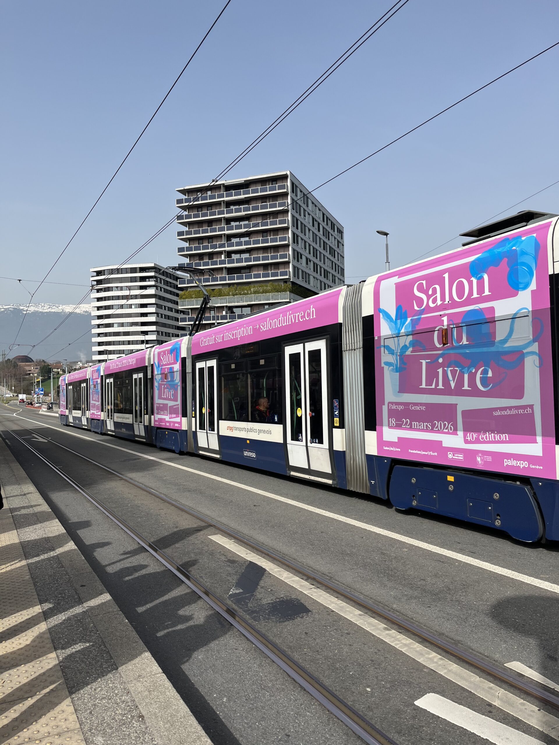 Publicité tram pour le Salon du Livre